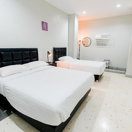 Suksomboon Residence Bangkok Buitenkant foto