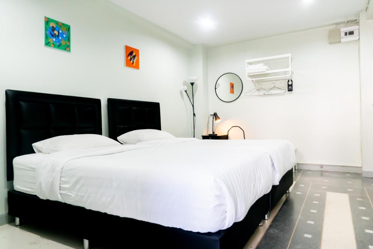 Suksomboon Residence Bangkok Buitenkant foto