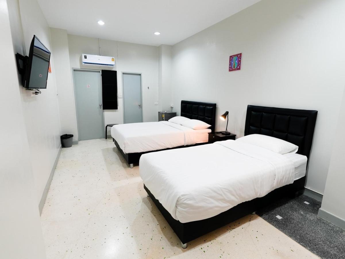 Suksomboon Residence Bangkok Buitenkant foto